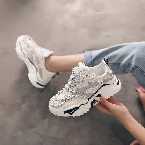 Aktuális női tornacipő magas durva talppal, fehér és fekete színben