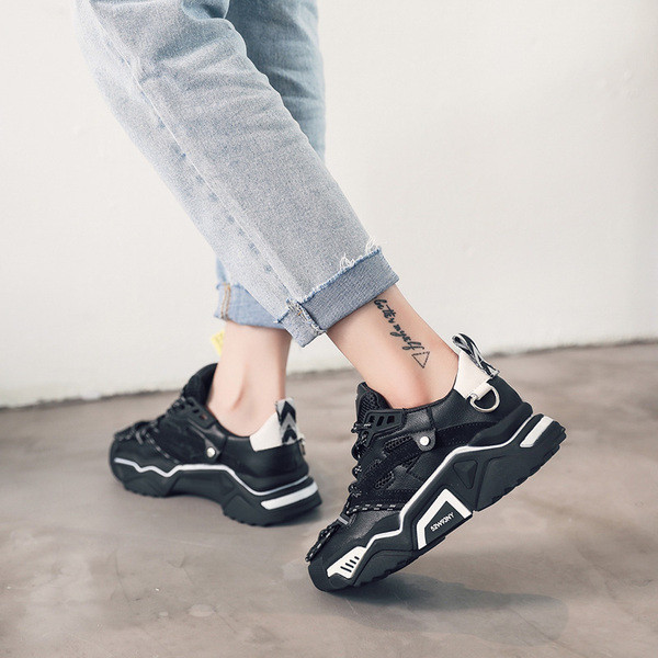 Aktuális női tornacipő magas durva talppal, fehér és fekete színben