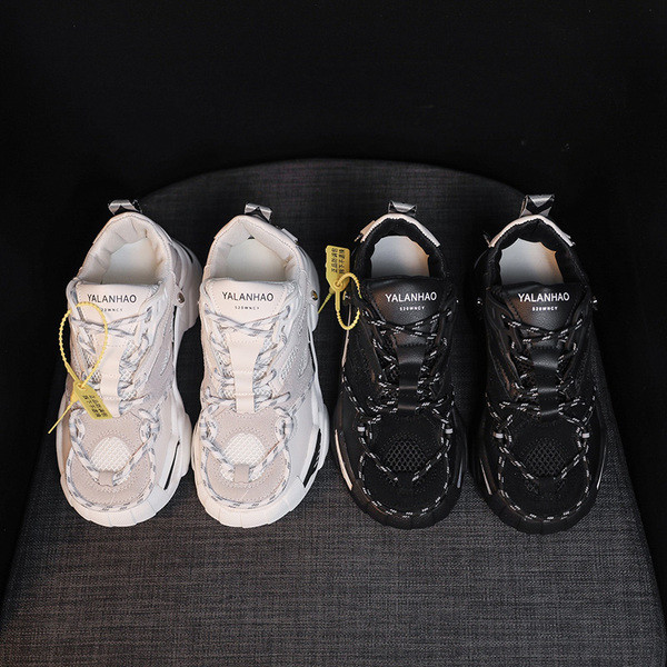 Aktuális női tornacipő magas durva talppal, fehér és fekete színben