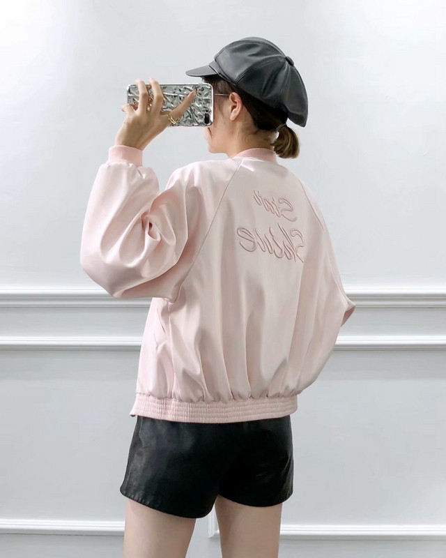 Vékony tavaszi-őszi kabát rózsaszín és zöld színben, fényes hatással