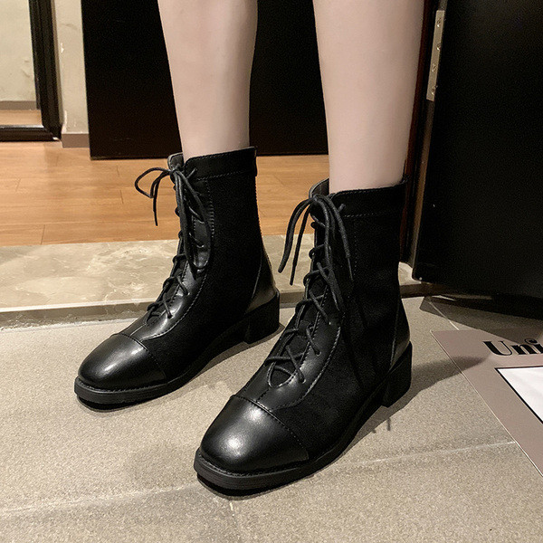 Γυναικείες μπότες με χοντρό τακούνι και  κορδόνια σε μπεζ και μαύρο χρώμα