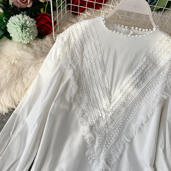 Női ing széles modell ovális nyakkivágással, fehér színben