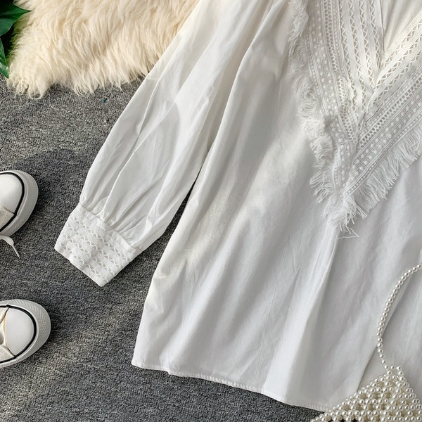 Női ing széles modell ovális nyakkivágással, fehér színben