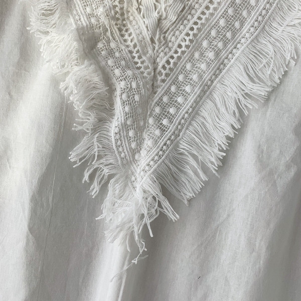 Női ing széles modell ovális nyakkivágással, fehér színben