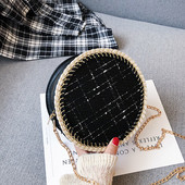 Modern női táska kerek formában, hosszú füllel fekete-fehér színben