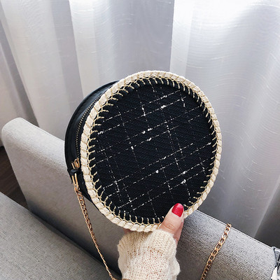 Modern női táska kerek formában, hosszú füllel fekete-fehér színben