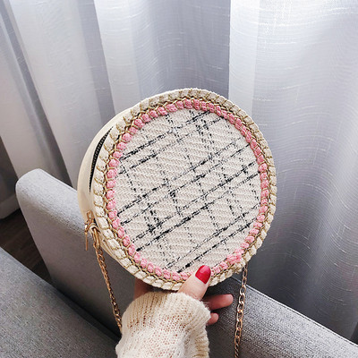 Modern női táska kerek formában, hosszú füllel fekete-fehér színben