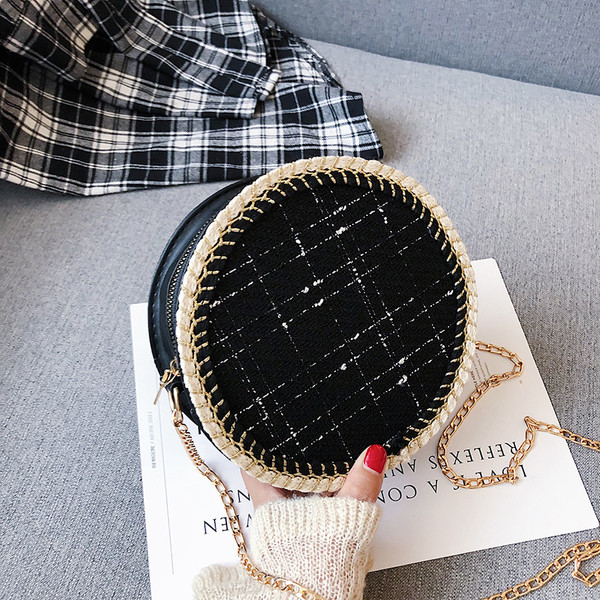 Modern női táska kerek formában, hosszú füllel fekete-fehér színben