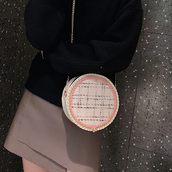 Modern női táska kerek formában, hosszú füllel fekete-fehér színben