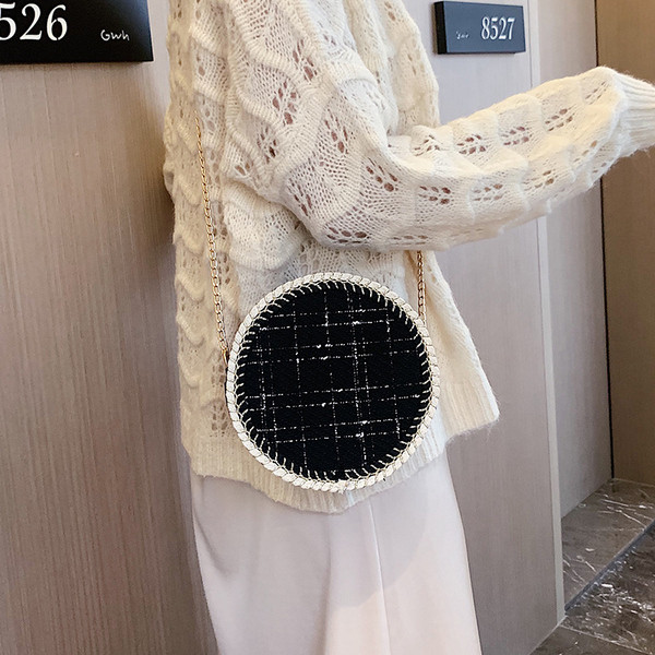 Modern női táska kerek formában, hosszú füllel fekete-fehér színben