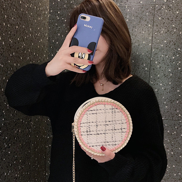 Modern női táska kerek formában, hosszú füllel fekete-fehér színben