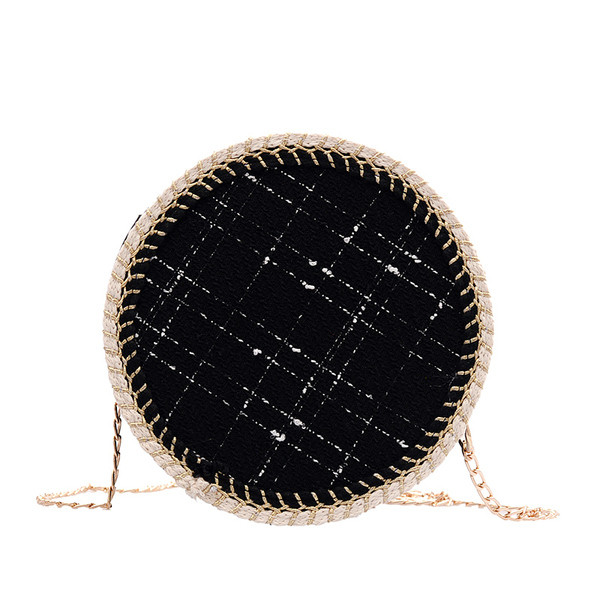 Modern női táska kerek formában, hosszú füllel fekete-fehér színben