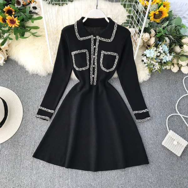 Modern női ruha gallérral és gombokkal fehér és fekete színben