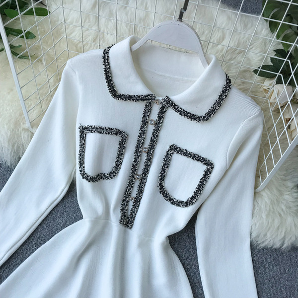 Modern női ruha gallérral és gombokkal fehér és fekete színben