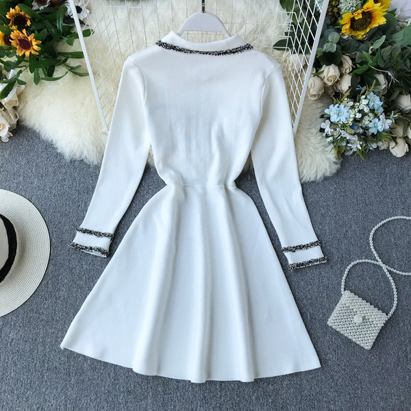 Modern női ruha gallérral és gombokkal fehér és fekete színben