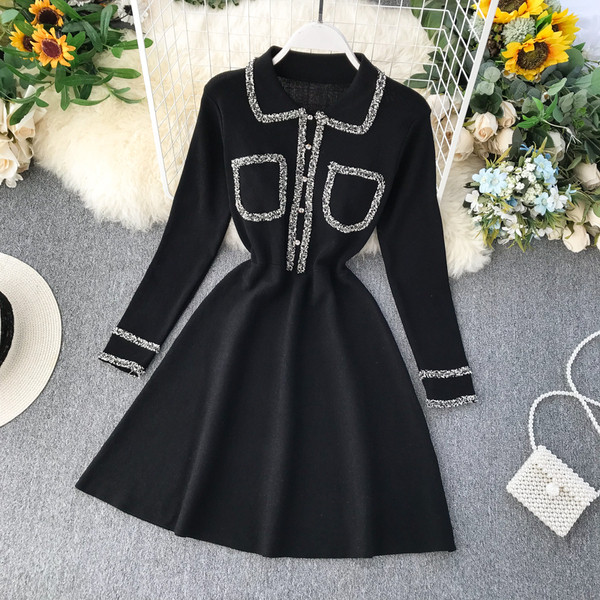 Modern női ruha gallérral és gombokkal fehér és fekete színben