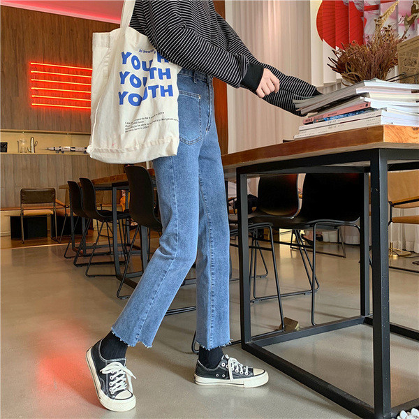 Női farmer kék színben, zsebbel és magas derékkal