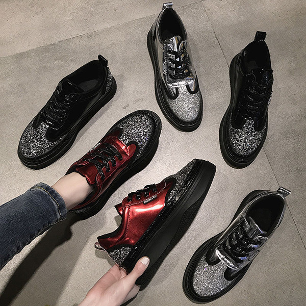 Magas talpú, fényes hatású alkalmi női cipő több színben