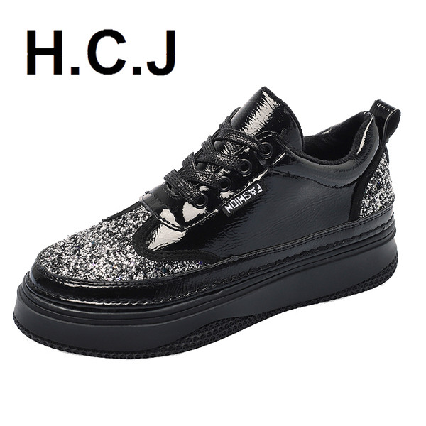 Magas talpú, fényes hatású alkalmi női cipő több színben