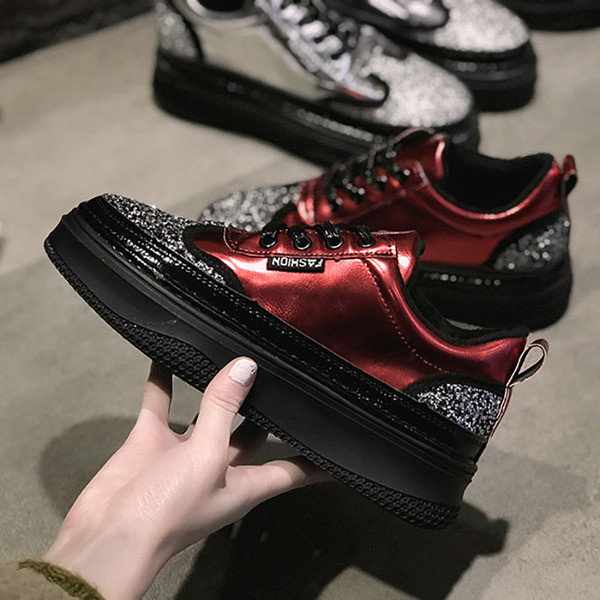 Magas talpú, fényes hatású alkalmi női cipő több színben