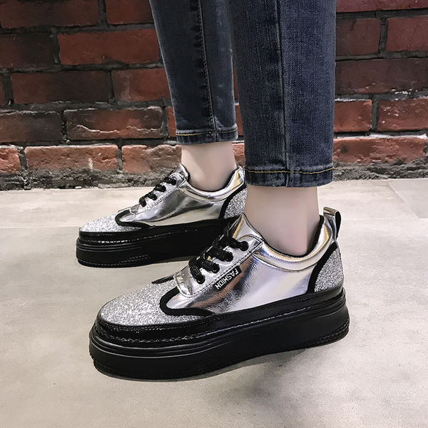 Magas talpú, fényes hatású alkalmi női cipő több színben