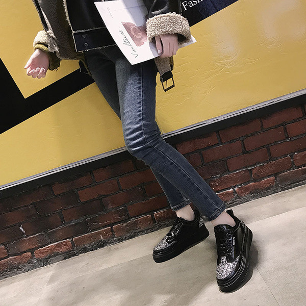 Magas talpú, fényes hatású alkalmi női cipő több színben