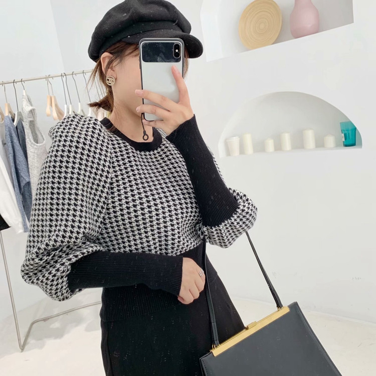 Rövid kockás blúz ovális nyakkivágással és hosszú elasztikus ujjakkal