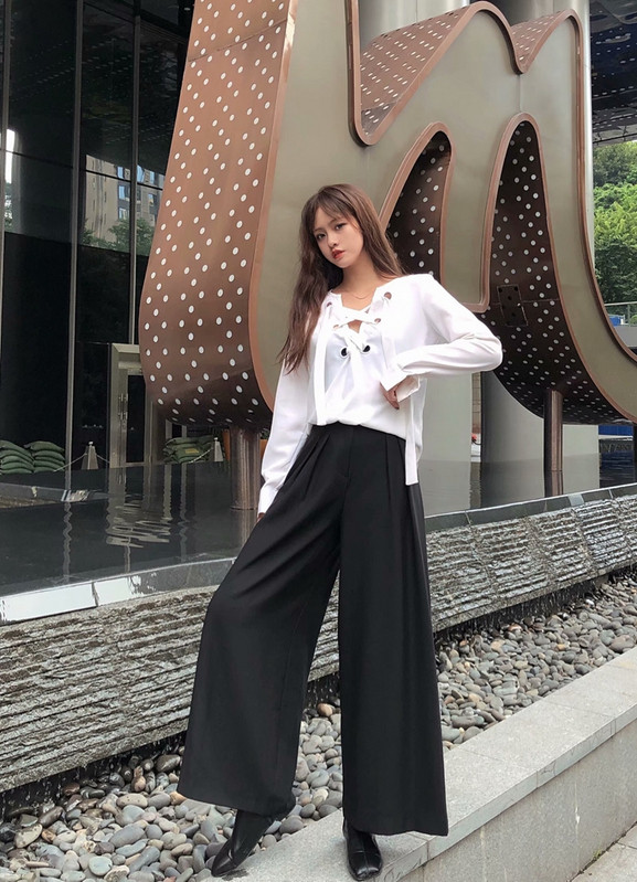 Дамски широк панталон с висока талия в черен цвят