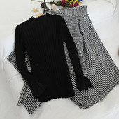 Set de damă care include un pulover negru și o fustă în carouri cu talie înaltă
