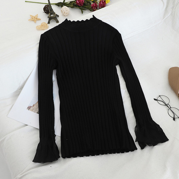 Női szett, mely tartalmaz egy fekete pulóvert és egy kockás szoknyát magas derékkal