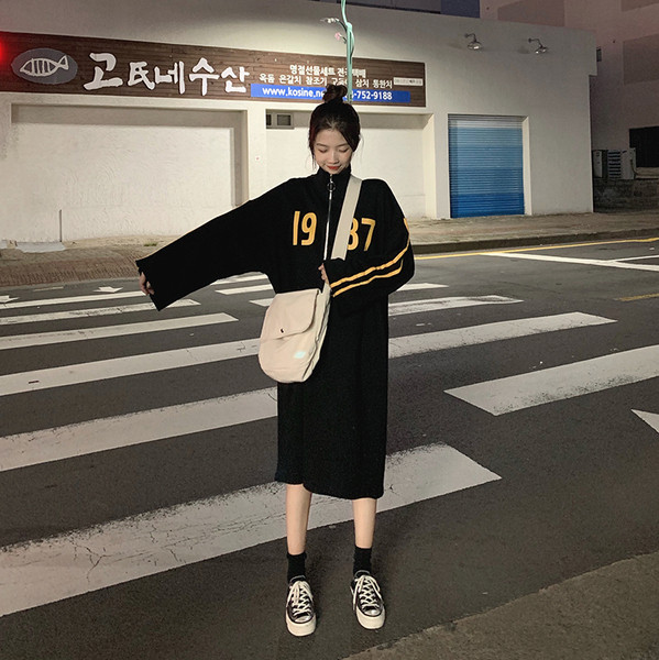 Női széles alkalmi ruha szürke és fekete színben, magas gallérral