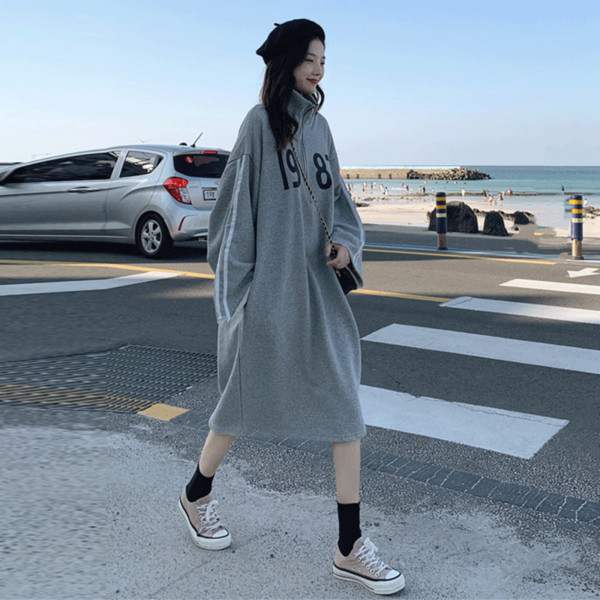 Női széles alkalmi ruha szürke és fekete színben, magas gallérral