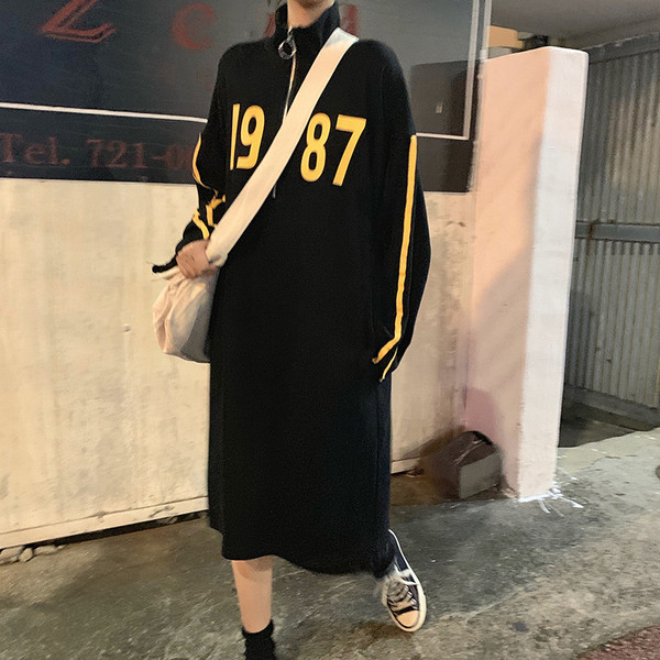 Női széles alkalmi ruha szürke és fekete színben, magas gallérral