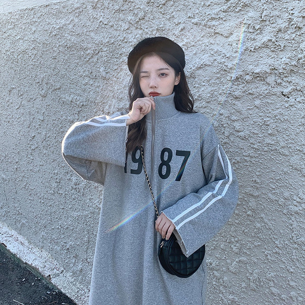 Női széles alkalmi ruha szürke és fekete színben, magas gallérral