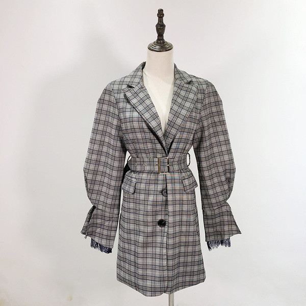 Тънко пролетно-есенно карирано палто с колан и широки ръкави