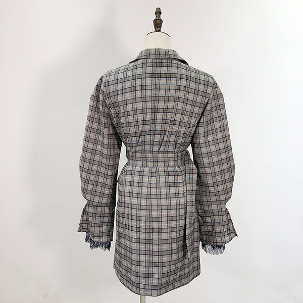 Тънко пролетно-есенно карирано палто с колан и широки ръкави