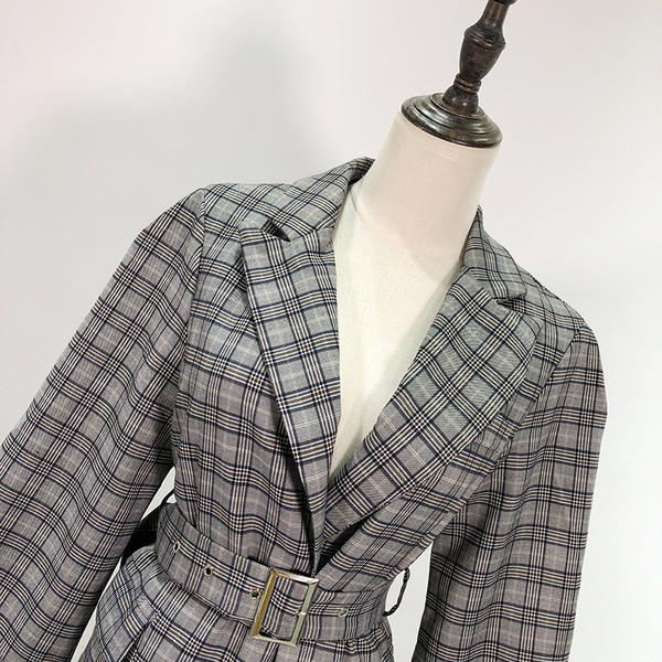 Тънко пролетно-есенно карирано палто с колан и широки ръкави