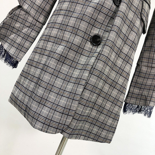 Тънко пролетно-есенно карирано палто с колан и широки ръкави