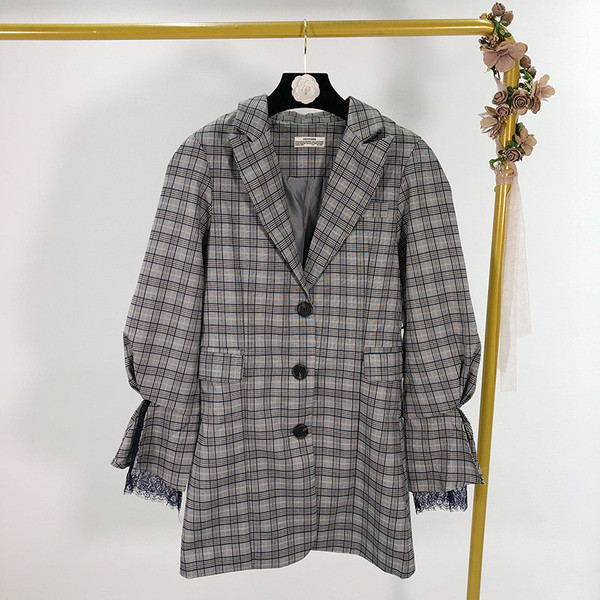 Тънко пролетно-есенно карирано палто с колан и широки ръкави