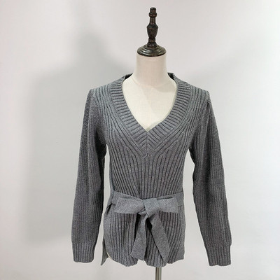 Hosszú pulóver spitz nyakkivágással és nyakkendővel több színben