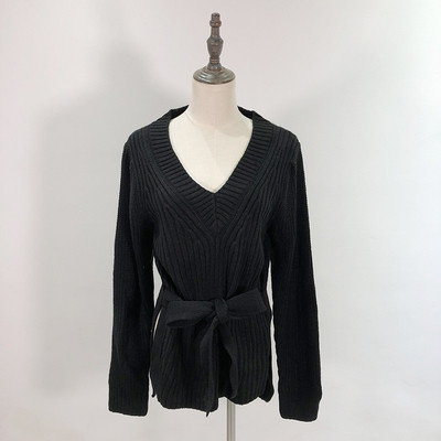 Hosszú pulóver spitz nyakkivágással és nyakkendővel több színben