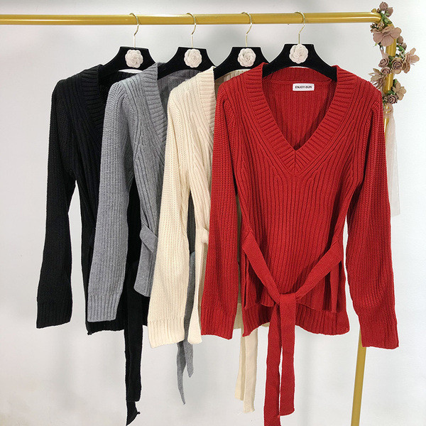 Hosszú pulóver spitz nyakkivágással és nyakkendővel több színben