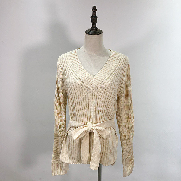 Hosszú pulóver spitz nyakkivágással és nyakkendővel több színben