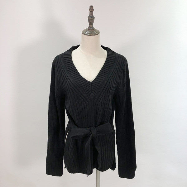 Hosszú pulóver spitz nyakkivágással és nyakkendővel több színben