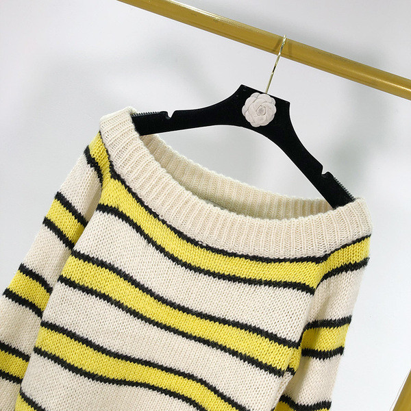 Hosszú csíkos női pulóver csónakos nyakkivágással