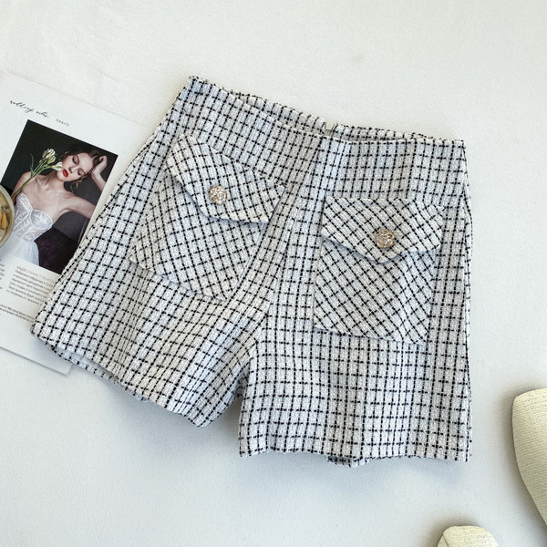 Stílusos női kockás nadrág fehér és fekete gombokkal