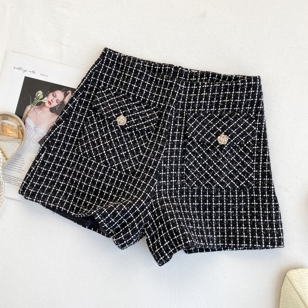 Stílusos női kockás nadrág fehér és fekete gombokkal