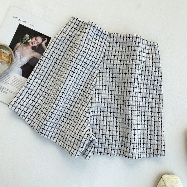 Stílusos női kockás nadrág fehér és fekete gombokkal