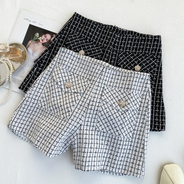 Stílusos női kockás nadrág fehér és fekete gombokkal