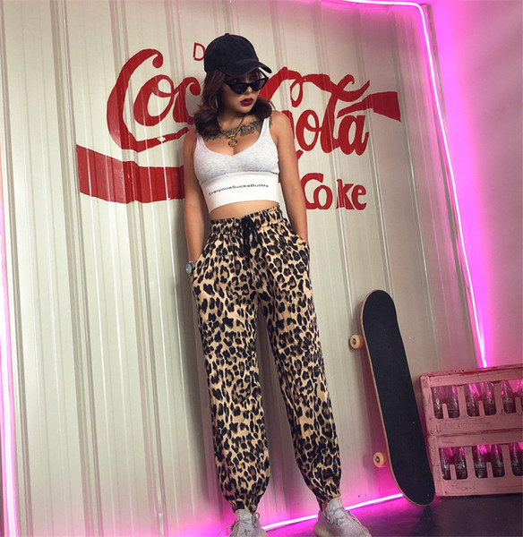 Модерен дамски панталон с животински десен и връзки в кафяв цвят 